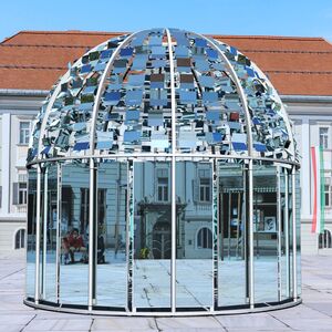 Pavillon aus Glasspiegeln im Kuppeldach, die geöffnet sind