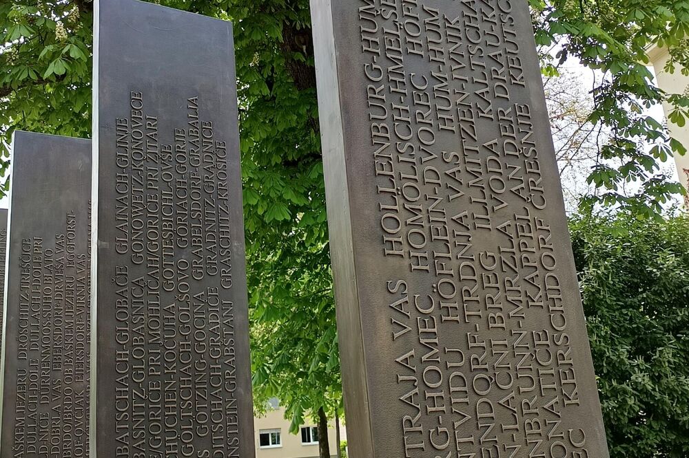 Vier Metallsäulen mit Schrift
