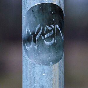 Metallstele mit Schriftzug "open"