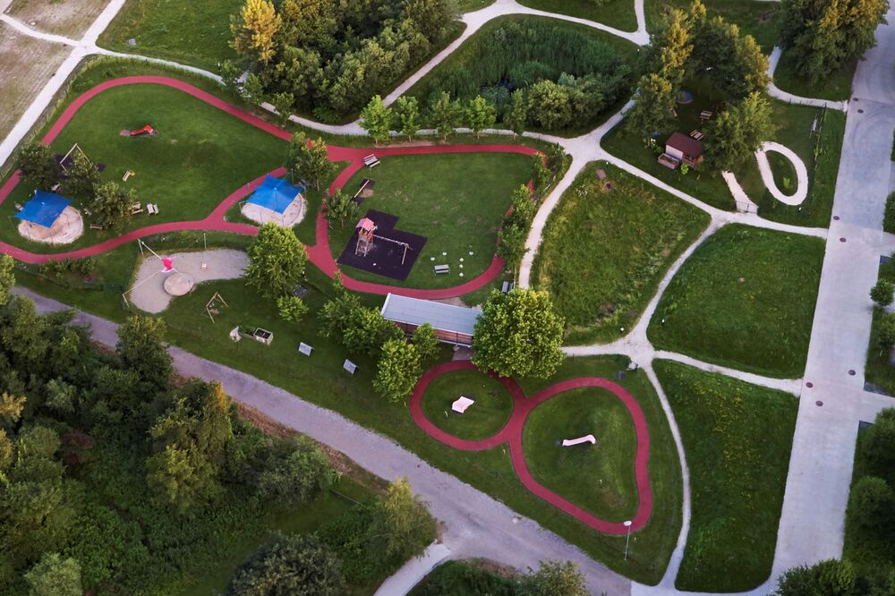 Zu sehen ist eine Wiese mit Bäumen die durch rote und weiße Kreis begrenzt wird.