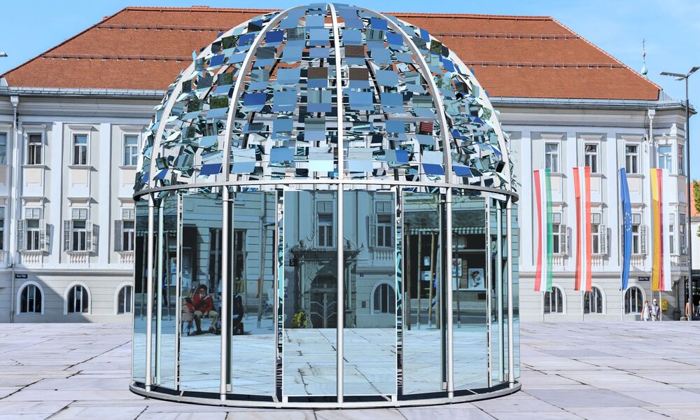 Pavillon aus Glasspiegeln im Kuppeldach, die geöffnet sind