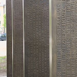 Vier Metallsäulen mit Schrift