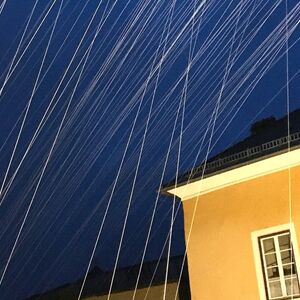 Weisse Fäden bei Nacht