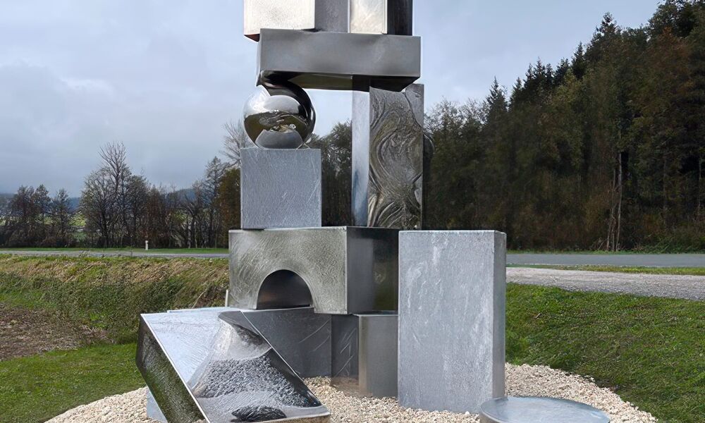 Mehrere große Metallteile sind wie ein Kinderbaustein-Set zusammengestellt