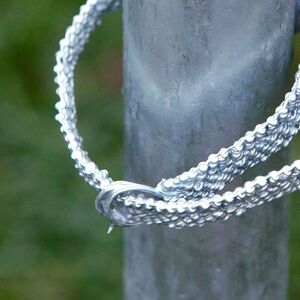 Metallstele mit Draht umwickelt