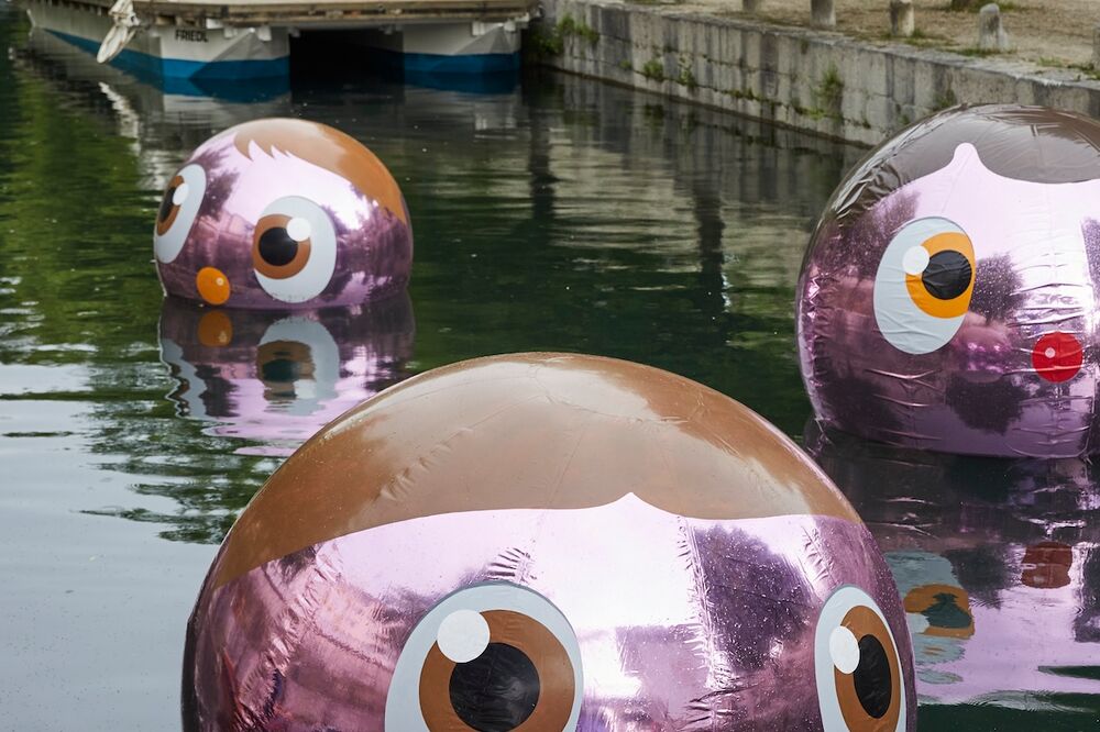 Drei rosa Kugeln mit Augen schwimmen im Wasser