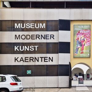 Schriftzug Museum Moderner Kunst Kärnten auf schwarz-weissem Hintergund