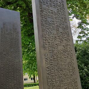 Vier Metallsäulen mit Schrift