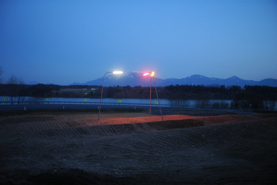 Landart Projekt von Jochen Traar, 2010, Titel: Timeline. 3 Leuchten an der Straße der Drau.